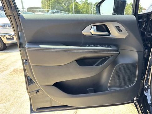 New 2027 Chrysler Pacifica Select FWD image 19