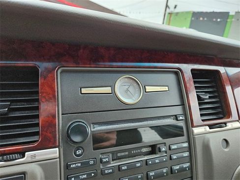 Used 2005 Lincoln Town Car Signature Limited image 21