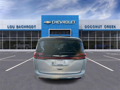 Used 2024 Chrysler Pacifica Touring-L image 7