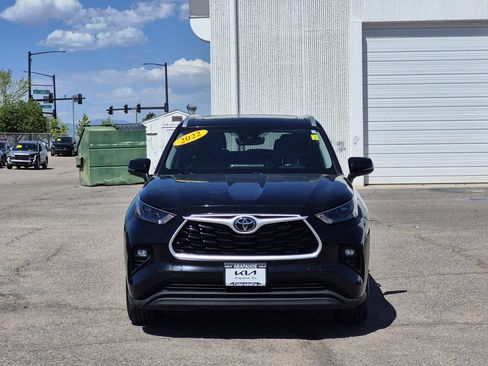 Used 2022 Toyota Highlander XLE AWD/4WD image 3