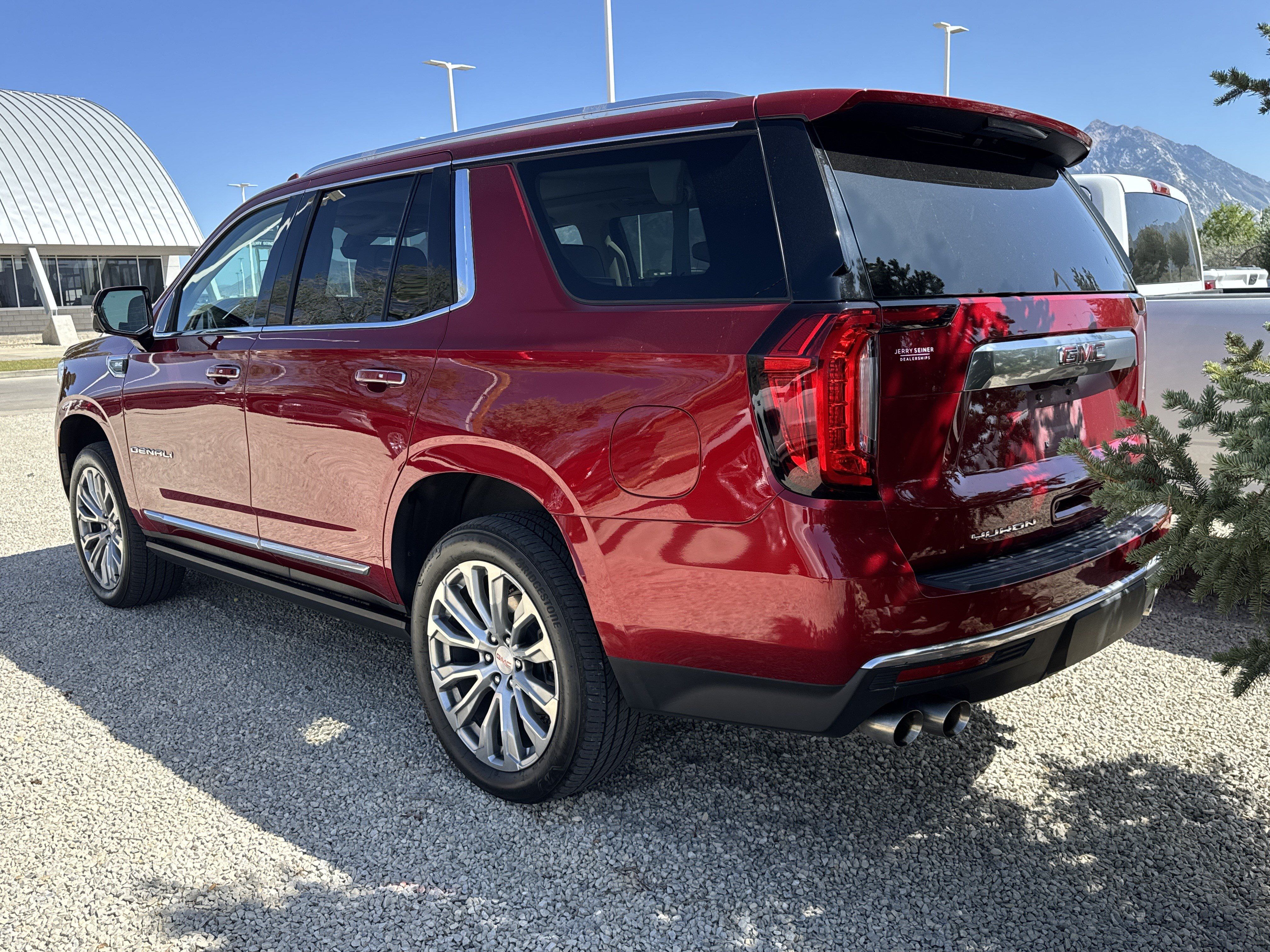 Used 2022 GMC Yukon Denali w/ Denali Premium Package AWD/4WD image 5