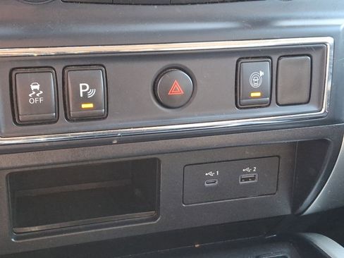 Used 2021 Nissan Titan SV w/ SV Convenience Package image 25