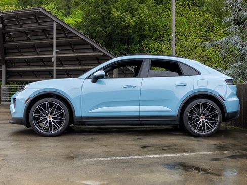 Certified 2025 Porsche Macan Electric image 2
