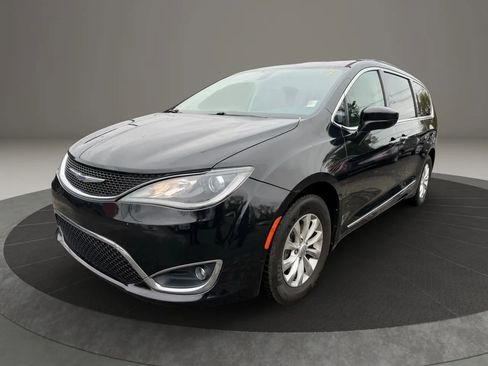 Used 2019 Chrysler Pacifica Touring-L image 1