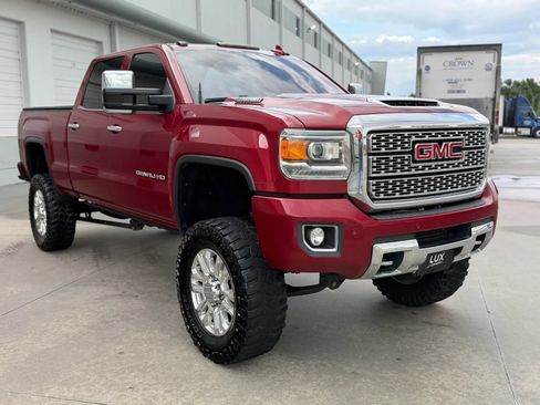 Used 2019 GMC Sierra 2500 Denali w/ Duramax Plus Package AWD/4WD image 4