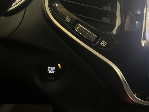 Used 2020 Jeep Cherokee Limited image 19