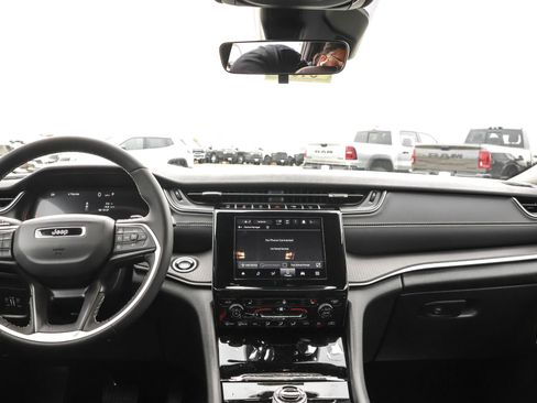 New 2025 Jeep Grand Cherokee Altitude image 12