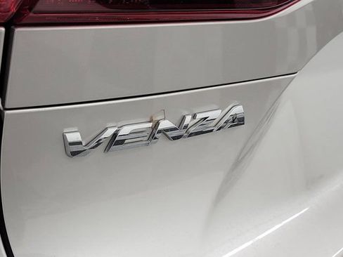 Used 2023 Toyota Venza LE AWD/4WD image 8