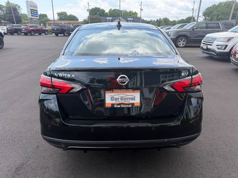 Used 2021 Nissan Versa SV FWD image 4