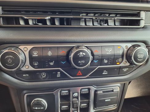 Used 2024 Jeep Wrangler Unlimited Rubicon w/ Convenience Group AWD/4WD image 9