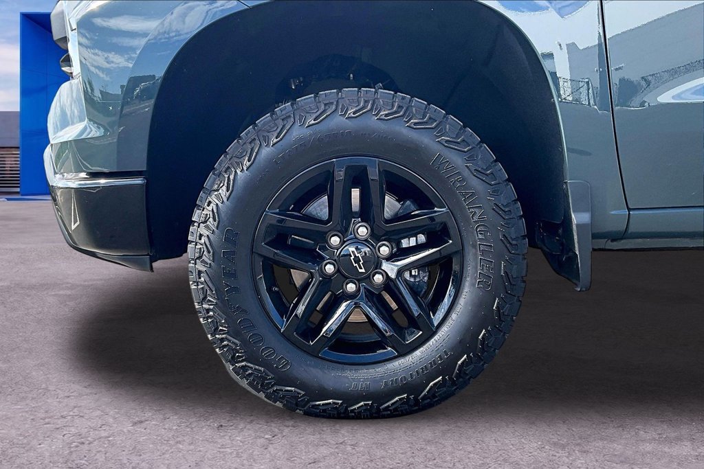 Used 2025 Chevrolet Silverado 1500 Custom Trail Boss w/ Dark Appearance Package AWD/4WD image 30