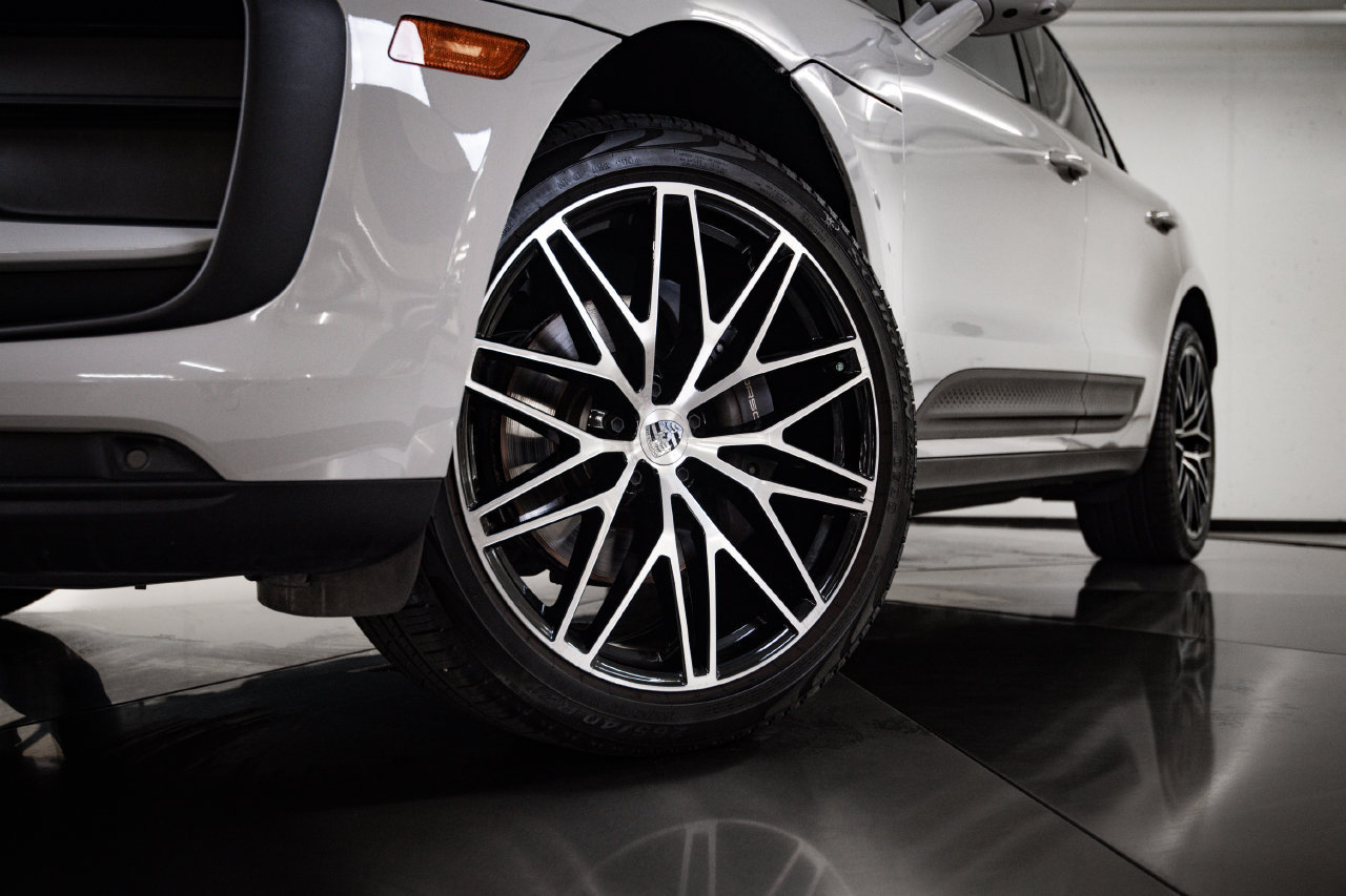 Certified 2025 Porsche Macan AWD/4WD image 12