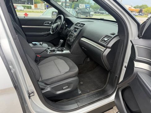 Used 2018 Ford Explorer XLT image 18