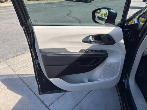 Used 2022 Chrysler Pacifica Touring-L w/ Uconnect Theater Family Group FWD image 28