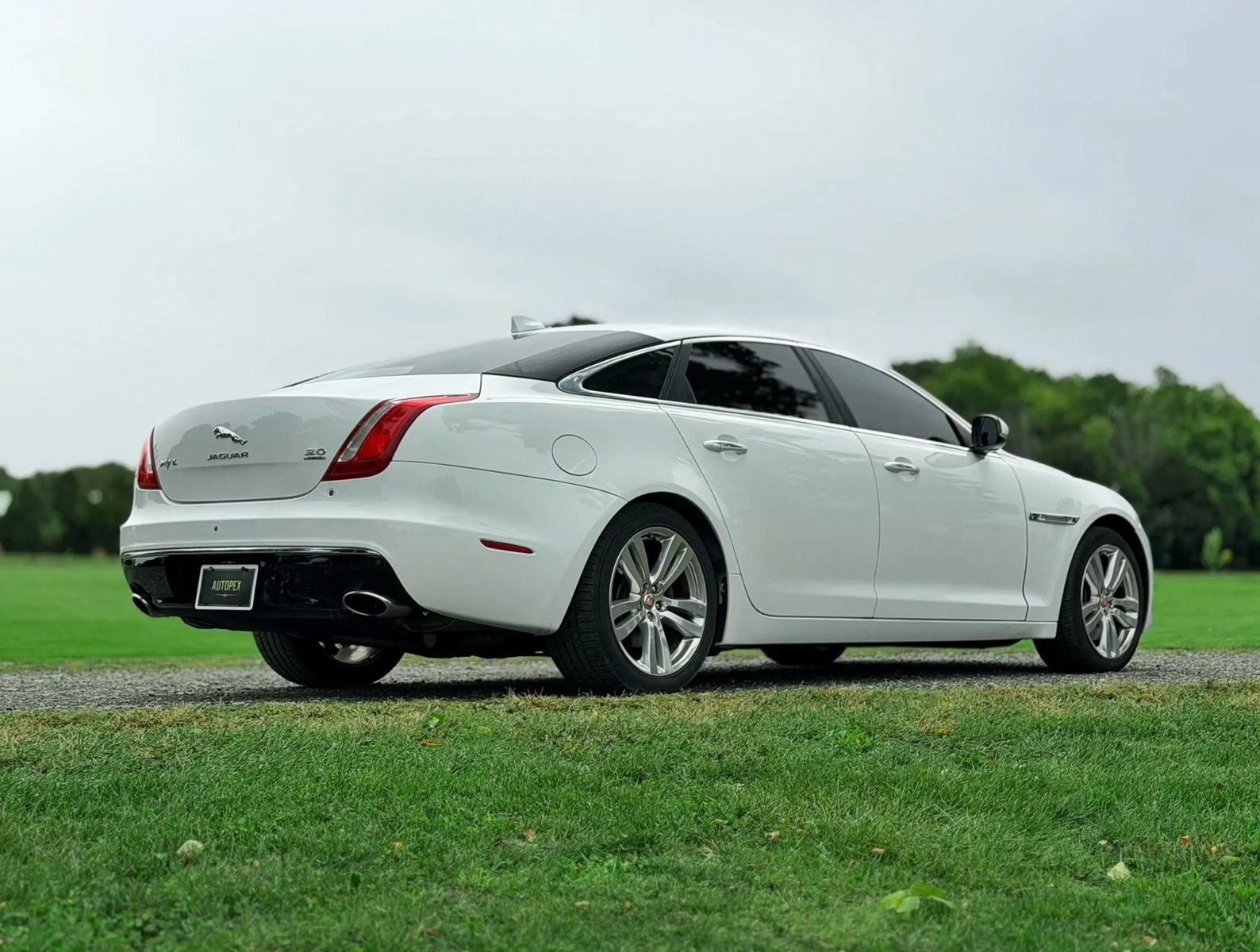 Used 2017 Jaguar XJ L Portfolio AWD/4WD image 27