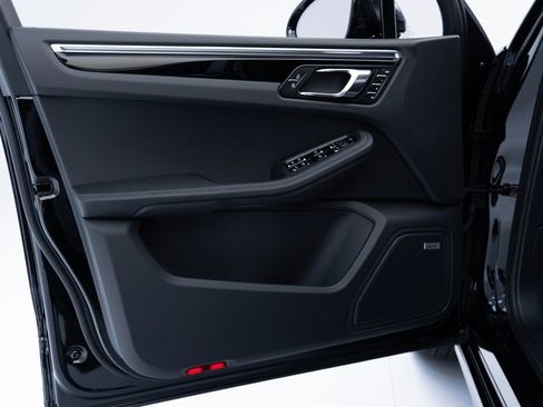 Certified 2025 Porsche Macan image 20