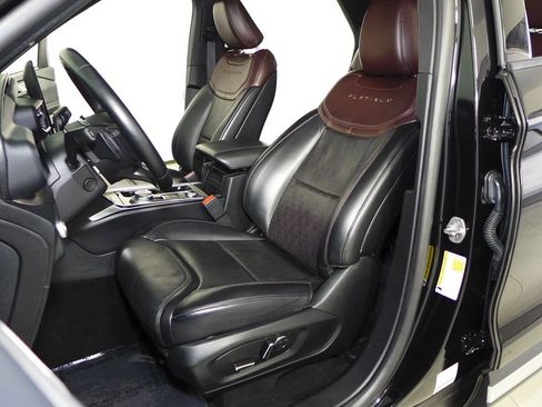 Used 2020 Ford Explorer Platinum w/ Premium Technology Package AWD/4WD image 23