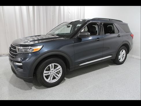 Used 2023 Ford Explorer XLT w/ Equipment Group 202A AWD/4WD image 3