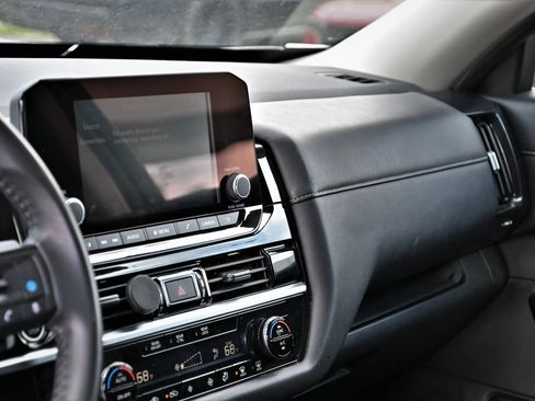 Used 2024 Nissan Pathfinder SV image 11