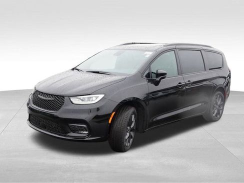 New 2026 Chrysler Pacifica Limited w/ S Appearance Package image 7