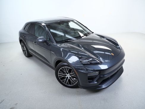 Used 2025 Porsche Macan 4 Electric w/ Premium Package AWD/4WD image 4