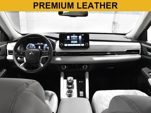 Used 2023 Mitsubishi Outlander SEL image 2