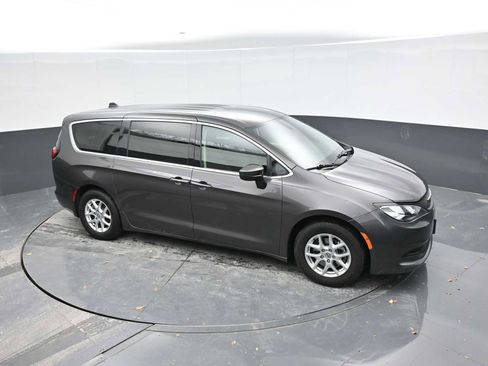 Used 2022 Chrysler Voyager LX image 34