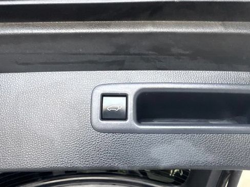 Used 2021 Toyota Highlander XLE AWD/4WD image 24