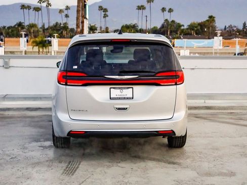 Certified 2024 Chrysler Pacifica Touring-L image 8