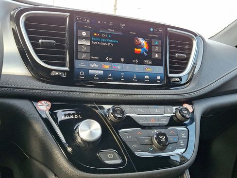 Used 2025 Chrysler Pacifica Limited image 27