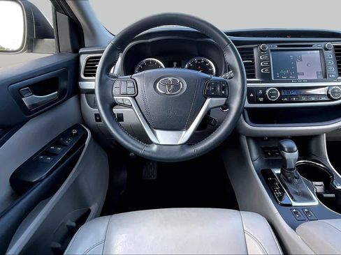 Used 2016 Toyota Highlander XLE AWD/4WD image 6