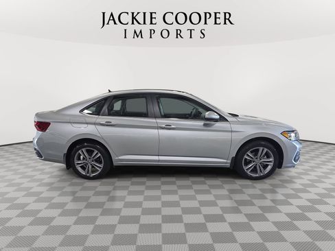 Used 2023 Volkswagen Jetta SE w/ Panoramic Sunroof Package FWD image 4