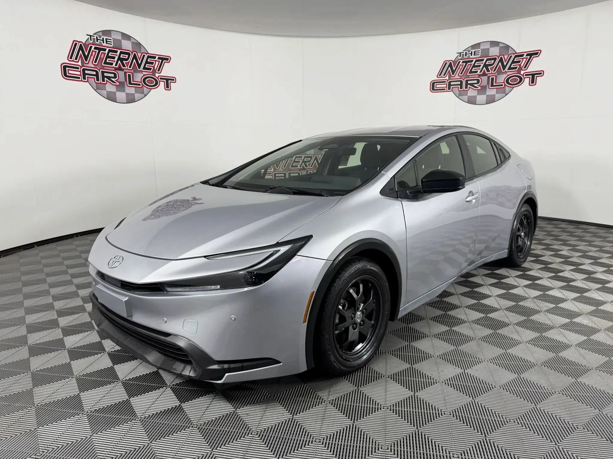 Used 2025 Toyota Prius LE AWD/4WD image 3