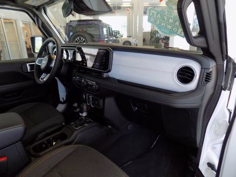 Certified 2025 Jeep Wrangler Unlimited Sahara w/ Safety Group AWD/4WD image 11
