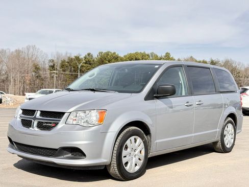 Used 2018 Dodge Grand Caravan SE w/ UConnect Hands-Free Group image 2