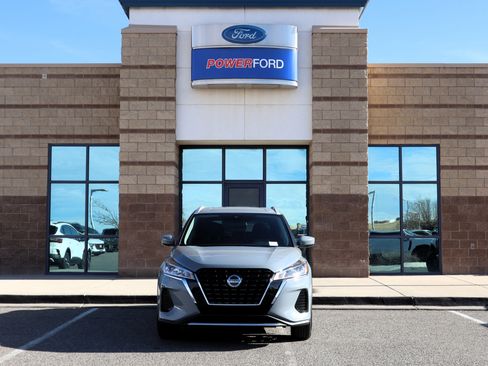 Used 2021 Nissan Kicks SV image 3