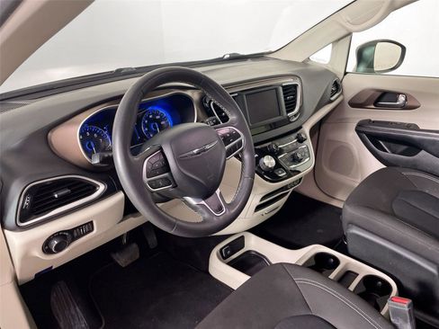 Used 2022 Chrysler Voyager LX image 22