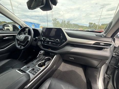 Used 2023 Toyota Highlander Limited FWD image 15
