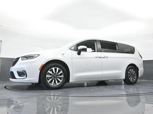 Used 2023 Chrysler Pacifica Touring-L FWD image 57