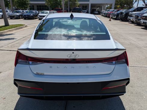 Used 2025 Hyundai Elantra Sport FWD image 5