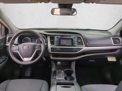 Used 2019 Toyota Highlander LE image 17
