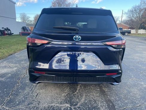 Used 2022 Toyota Sienna XSE image 13