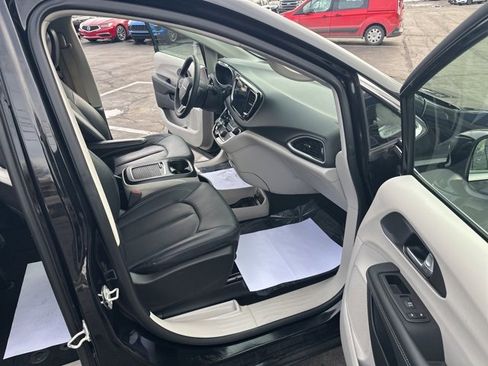 Used 2024 Chrysler Pacifica Touring-L image 19