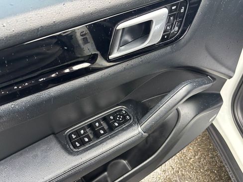Used 2021 Porsche Cayenne S image 19