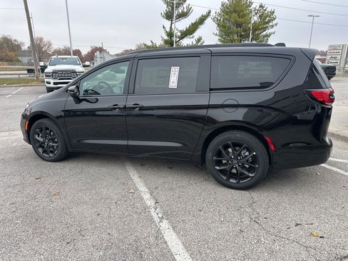New 2026 Chrysler Pacifica Select image 18