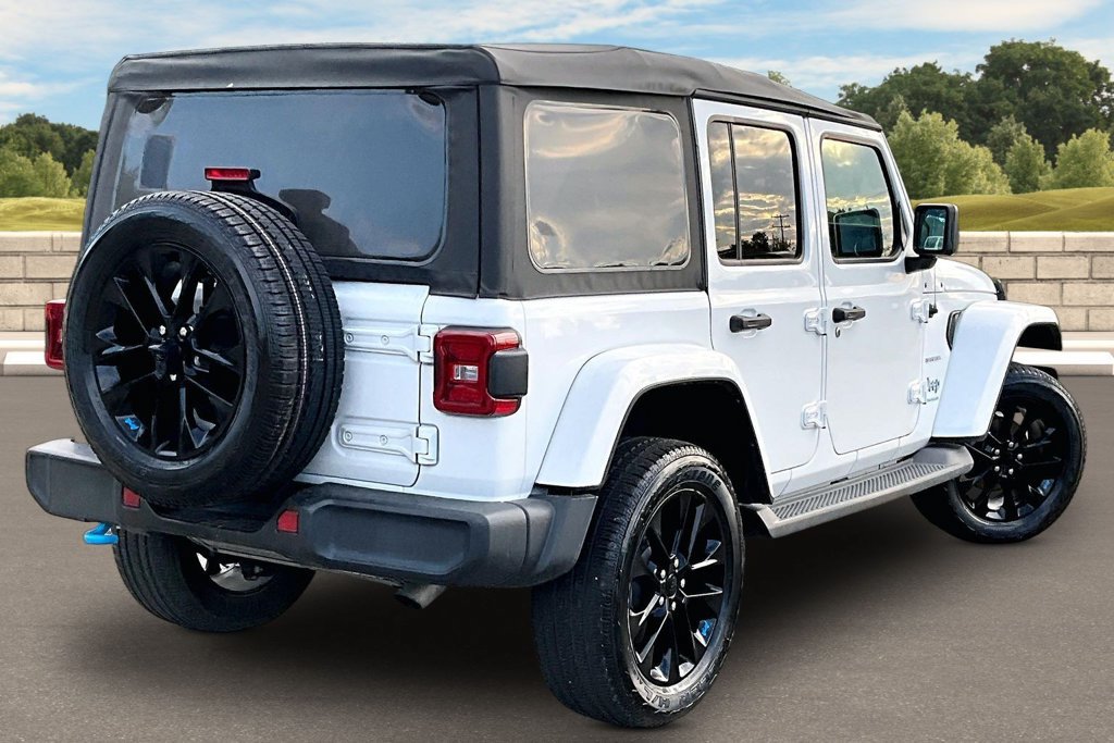 Used 2023 Jeep Wrangler Unlimited Sahara AWD/4WD image 11
