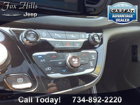 Used 2026 Chrysler Pacifica Limited FWD image 24