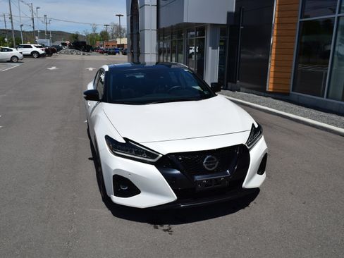 Used 2022 Nissan Maxima SR w/ Sport Mat Group FWD image 2