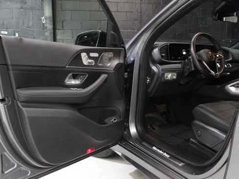 Used 2025 Mercedes-Benz GLE 580 4MATIC w/ Driver Assistance Package image 25