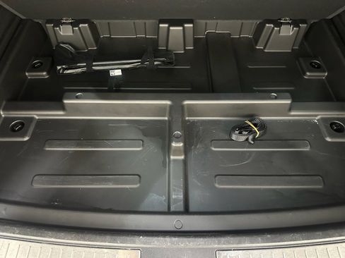 Used 2025 Chevrolet Suburban Z71 image 40